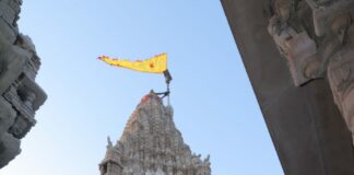 ચરાડવા મહાકાળી આશ્રમથી દેવભૂમિ દ્વારકા સુધીની ‘સંકલ્પ સિદ્ધ’ પદયાત્રા સંપન્ન: શિખરે 52 ગજની ધ્વજાજી અર્પણ