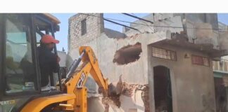 મોરબીના લાતી પ્લોટમાં સ્ટ્રોમ વોટર ડ્રેનેજની કામગીરી દરમિયાન નડતરરૂપ ગેરકાયદેસર બાંધકામ પર મનપાનું બુલડોઝર ચાલ્યું