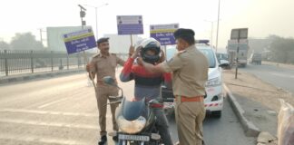 મોરબી નેશનલ હાઇવે પર ટ્રાફિક ડ્રાઇવ :એસપીની અધ્યક્ષતામાં ટુ-વ્હીલર ચાલકોને વિનામુલ્યે હેલ્મેટ અપાયા