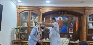 ભાજપના ‘પ્રબુદ્ધ નાગરિક સન્માન અને સંવાદ કાર્યક્રમ અંતર્ગત રાજ્યસભા સાંસદ કેસરીદેવસિંહ ઝાલા દ્વારા ડો.સત્યજીતસિંહ જાડેજાનું સન્માન કરાયું