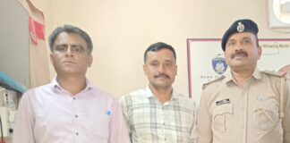 મોરબી ટ્રિપલ મર્ડરકેસમાં આજીવન સજા પામેલ અને પેરોલ રજા મેળવી દસ મહિનાથી ફરાર આરોપીને એ ડિવિઝન પોલીસે દબોચી લીધો